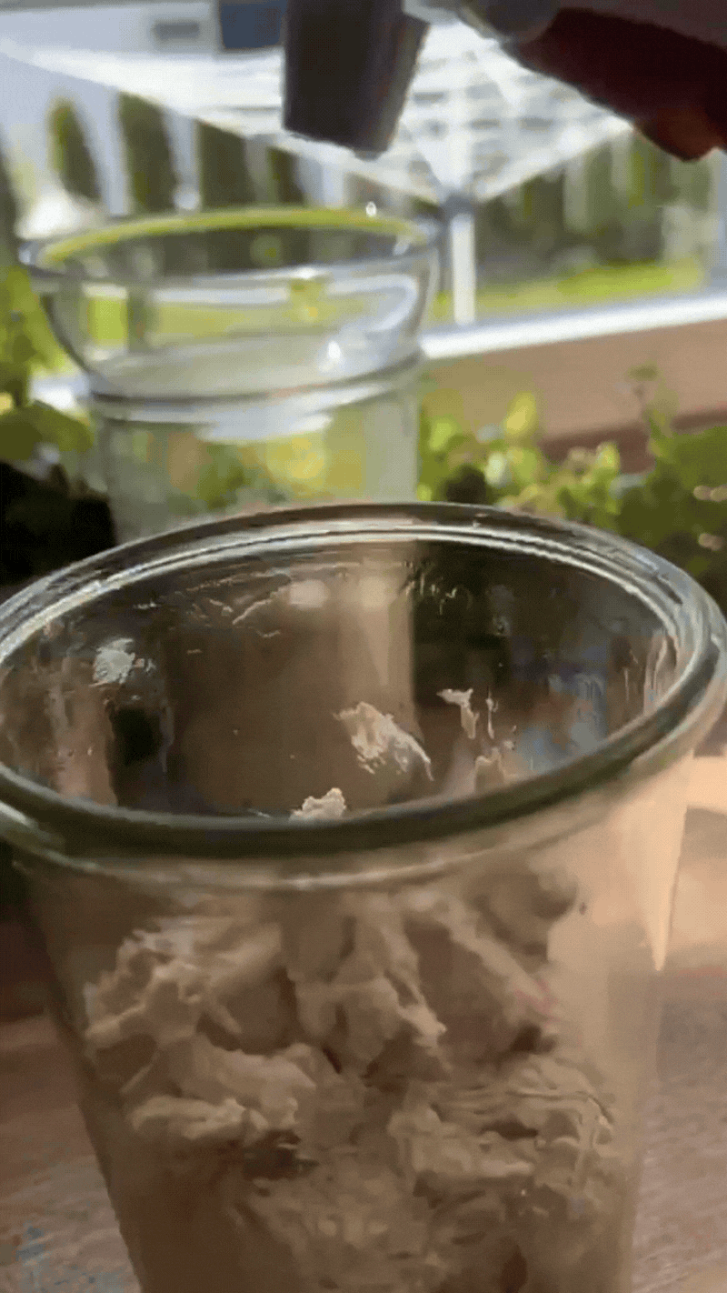 glattstreichen und mit Wasser besprühen