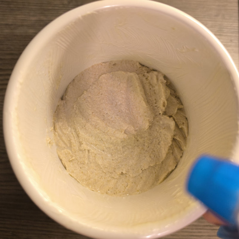 die gefettete zylindrische Backform füllen