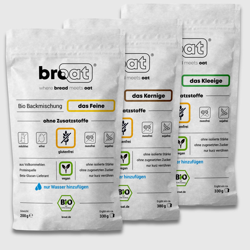 Drei Packungen der glutenfreien Bio-Backmischungen von broat nebeneinander. Das Set enthält die Sorten das Feine, das Kernige und das Kleeige. Aufdruck: glutenfrei, ohne Zusatzstoffe, vegan und nur Wasser hinzufügen