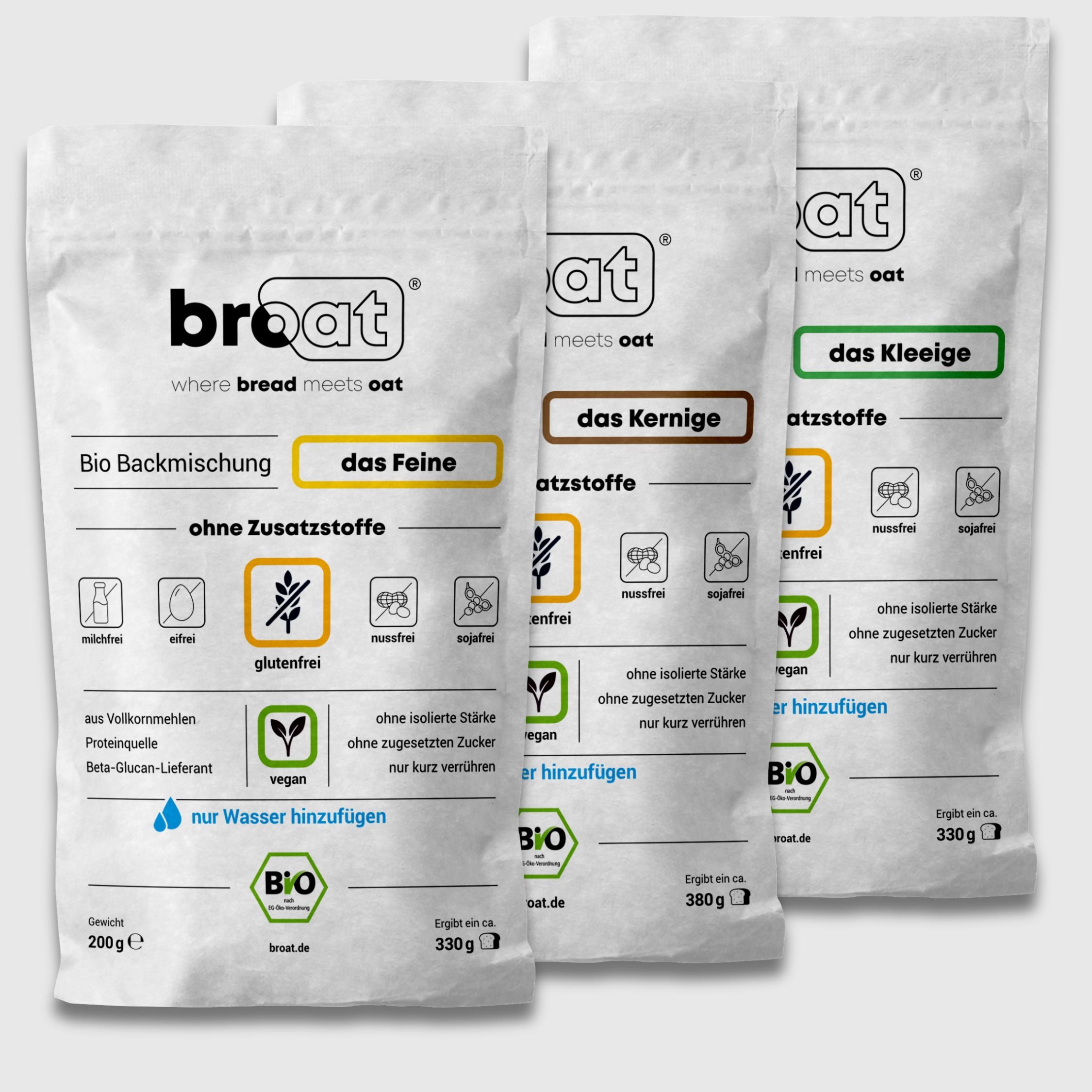 Drei Packungen der glutenfreien Bio-Backmischungen von broat nebeneinander. Das Set enthält die Sorten das Feine, das Kernige und das Kleeige. Aufdruck: glutenfrei, ohne Zusatzstoffe, vegan und nur Wasser hinzufügen