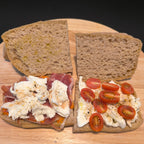 Glutenfreies broat® Ciabatta belegt mit Mozzarella, Schinken und Tomaten