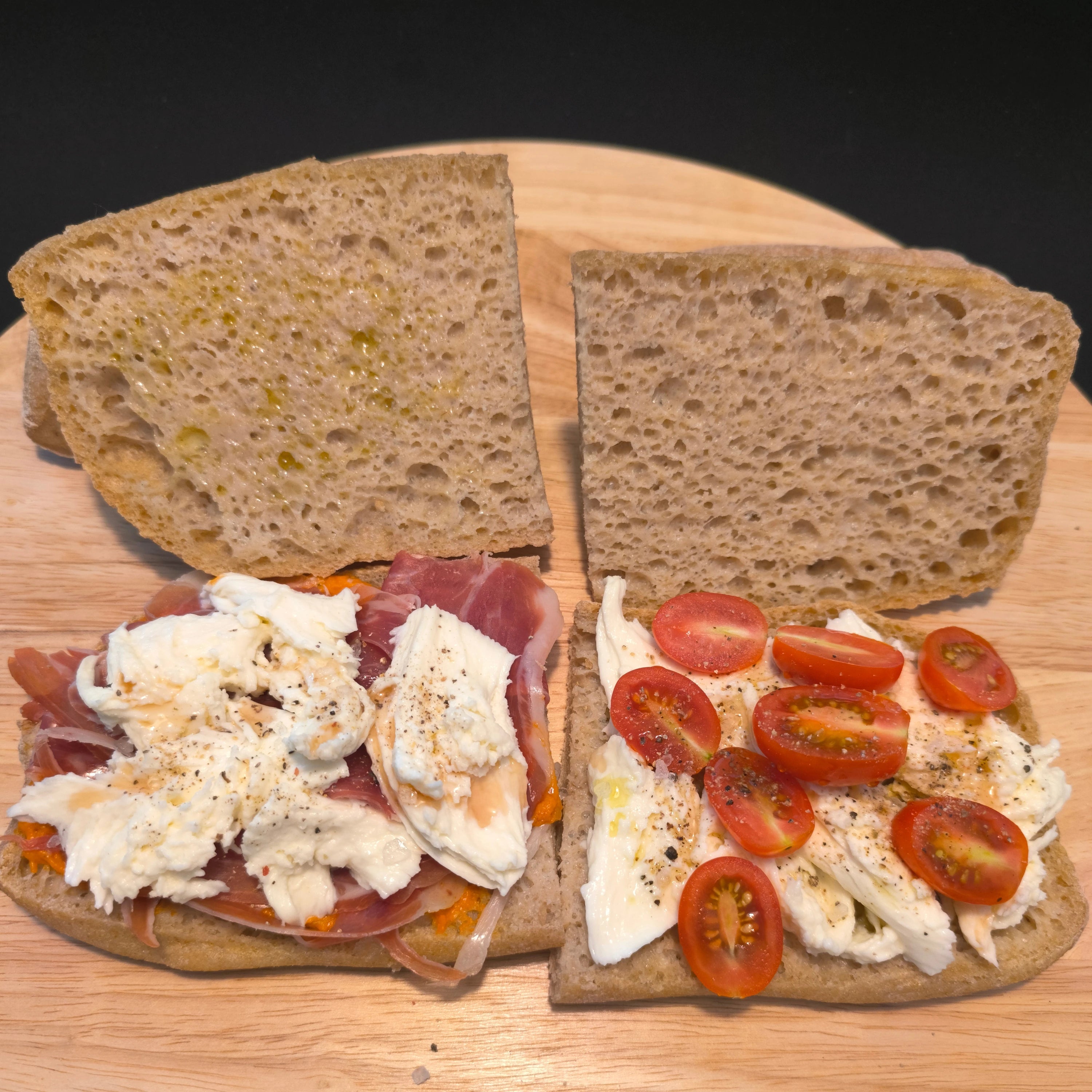 Glutenfreies broat® Ciabatta belegt mit Mozzarella, Schinken und Tomaten