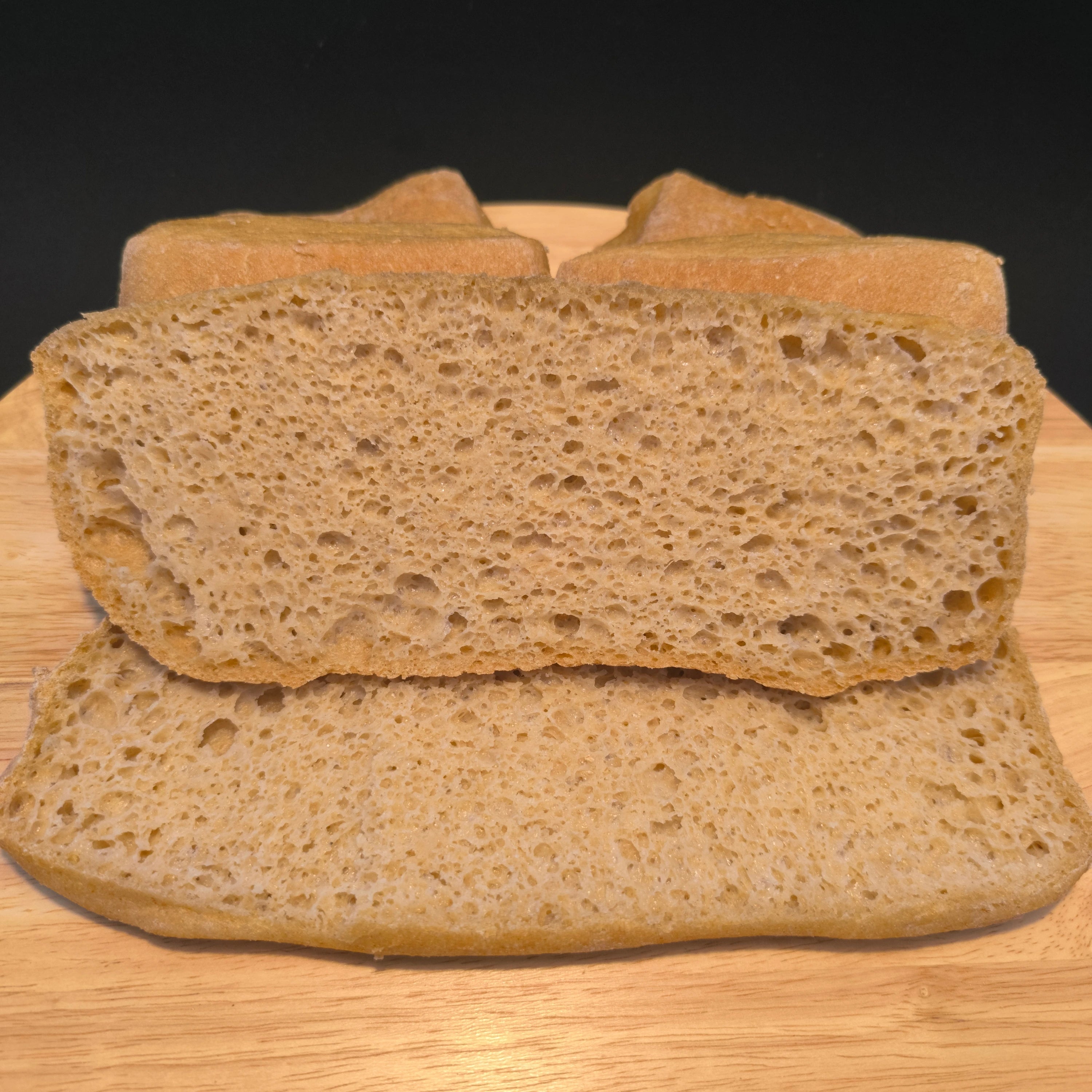 Nahaufnahme des glutenfreien broat® Ciabatta mit grobporiger Krume und knuspriger Kruste