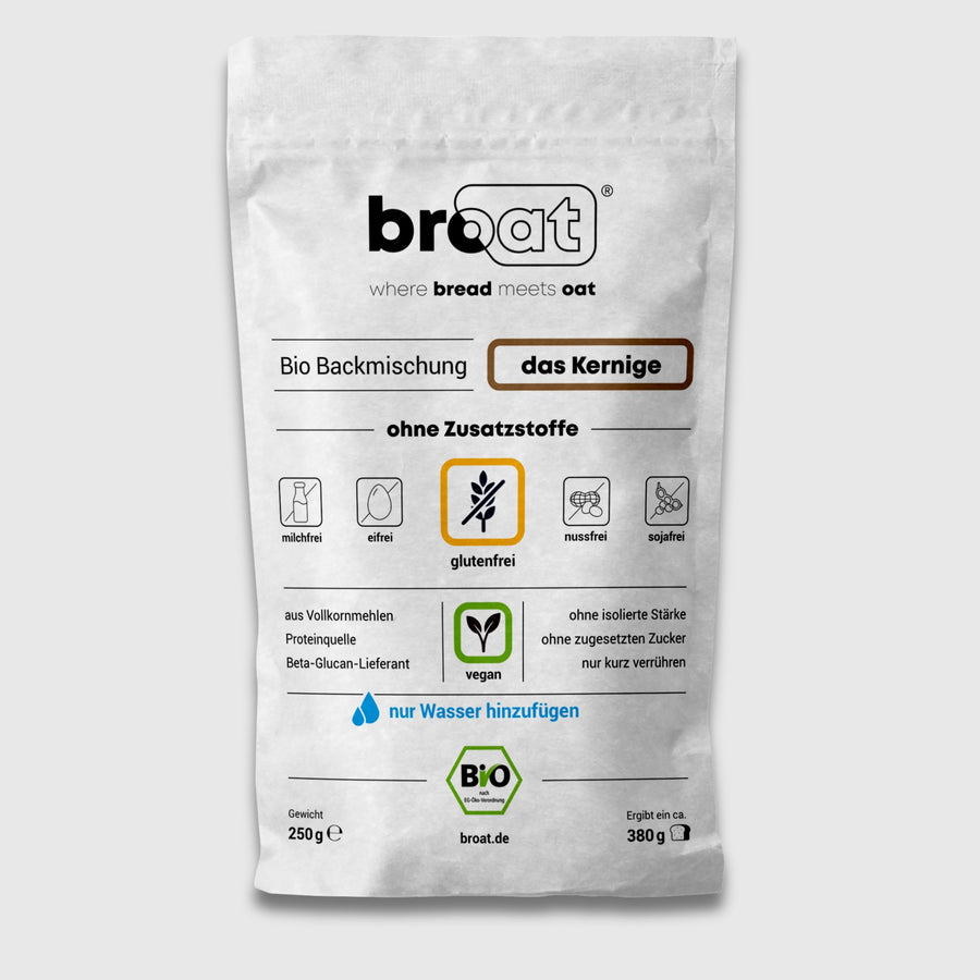 Verpackung der glutenfreien Bio-Backmischung broat Sorte das Kernige. Aufdruck: ohne Zusatzstoffe, vegan, Proteinquelle und Beta-Glucan-Lieferant. Frei von Milch, Ei, Nüssen und Soja