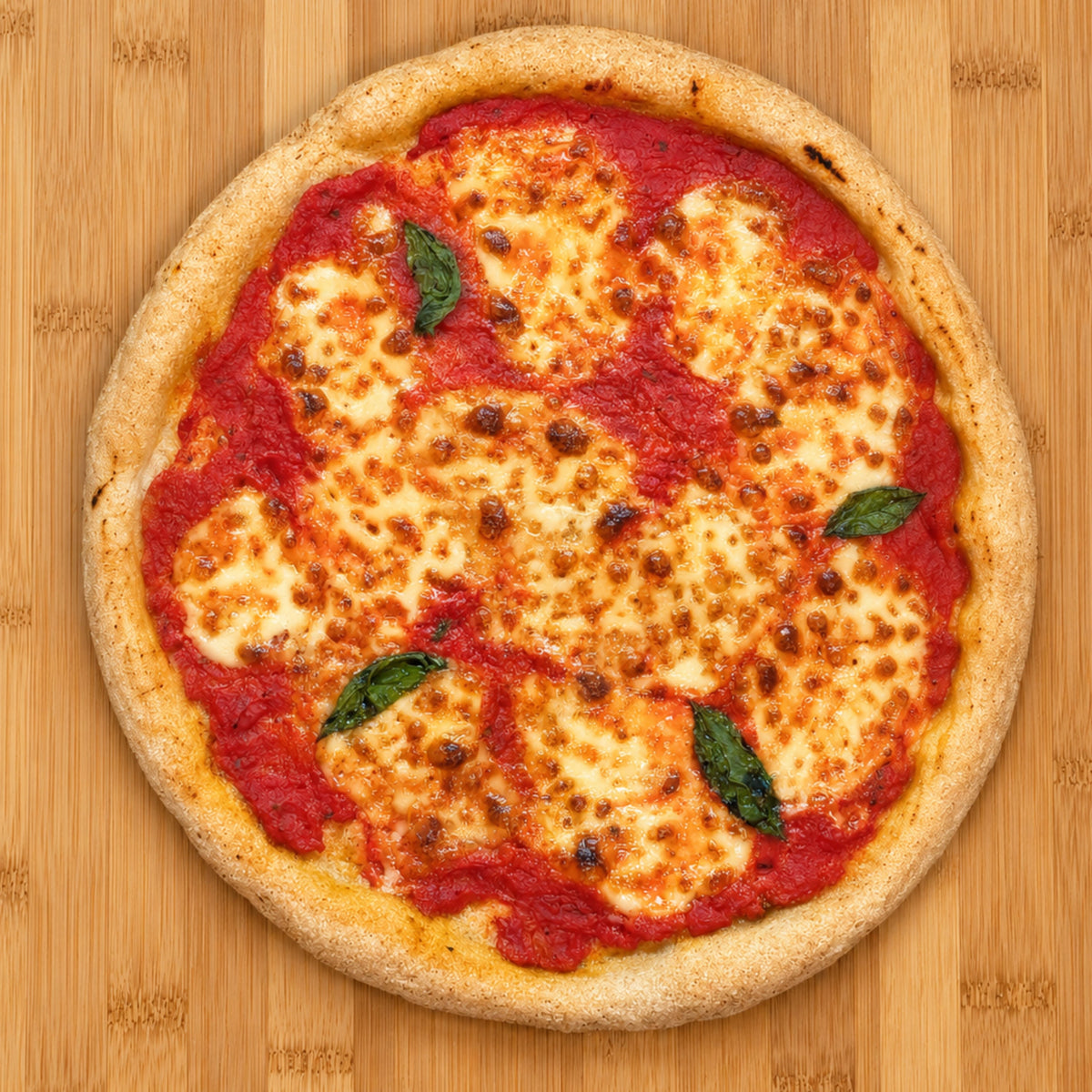 Draufsicht auf eine ganze, belegte und fertig gebackene glutenfreie Pizza aus der broat® Bio-Backmischung Pizza. Glutenfreie Pizza. mit Hefe