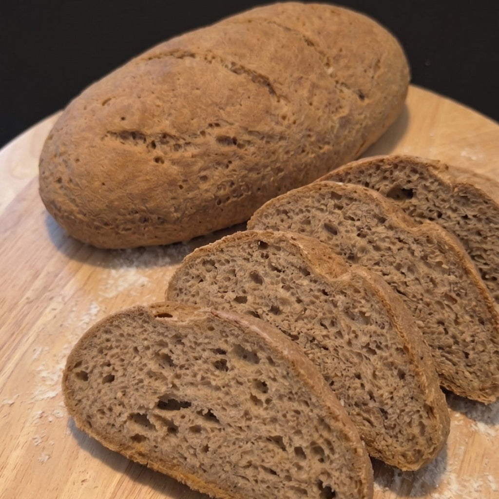 Glutenfreies Brot freigeschoben aus broat® Meisterstück – ovaler Laib mit angeschnittenen Scheiben, offene Krume, ballaststoffreich, für Glutenunverträglichkeit geeignet