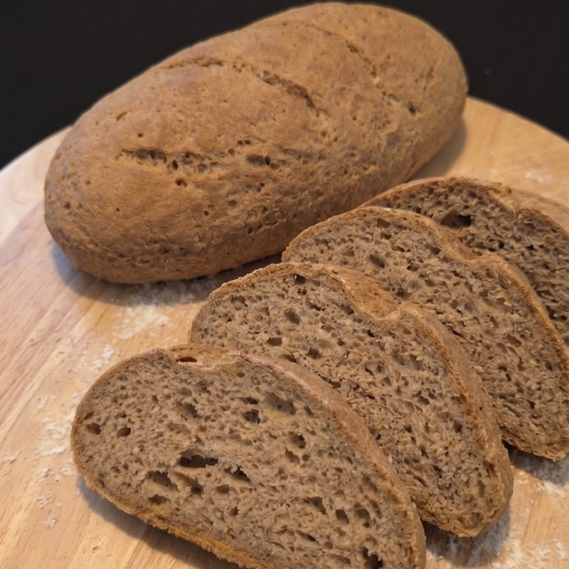 Glutenfreies Brot freigeschoben aus broat® Meisterstück – ovaler Laib mit angeschnittenen Scheiben, offene Krume, ballaststoffreich, für Glutenunverträglichkeit geeignet