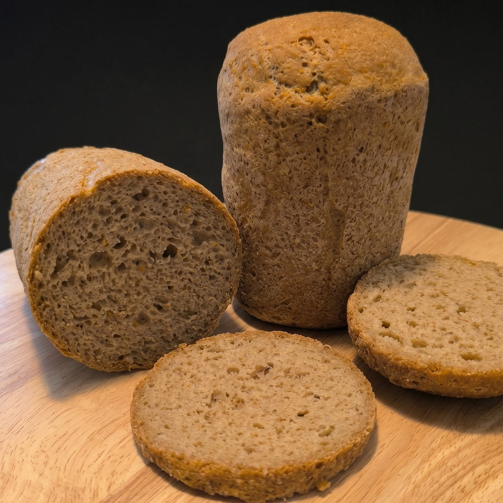 Glutenfreies Brot im Glas gebacken aus broat® Meisterstück – hoher zylindrischer Laib mit runden Scheiben, saftige Krume, ohne Gluten, Weizen und Laktose
