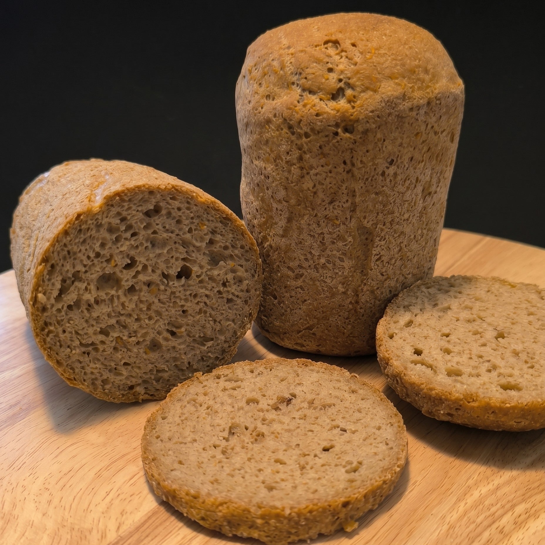 Glutenfreies Brot im Glas gebacken aus broat® Meisterstück – hoher zylindrischer Laib mit runden Scheiben, saftige Krume, ohne Gluten, Weizen und Laktose