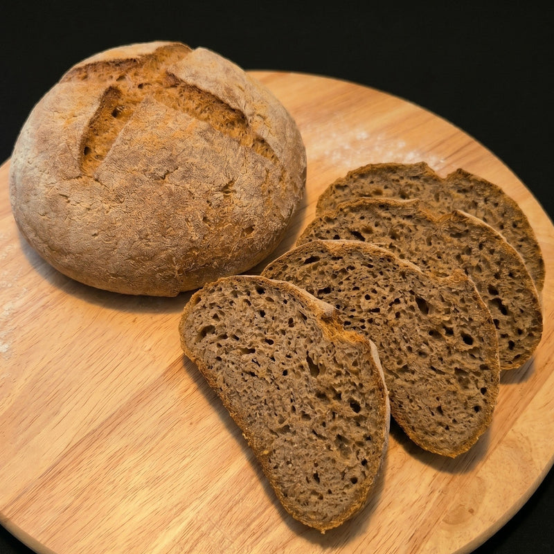 Rundes glutenfreies Brot aus broat® Meisterstück – freigeschoben, knusprige Kruste, offene Porung, ohne Gluten, Weizen und Laktose, für Zöliakie geeignet