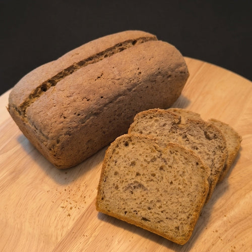 Glutenfreies Kastenbrot aus broat® Meisterstück – fertig gebackener Laib mit goldbrauner Kruste und aufgeschnittenen Scheiben, feine Krume, ohne Gluten und Laktose