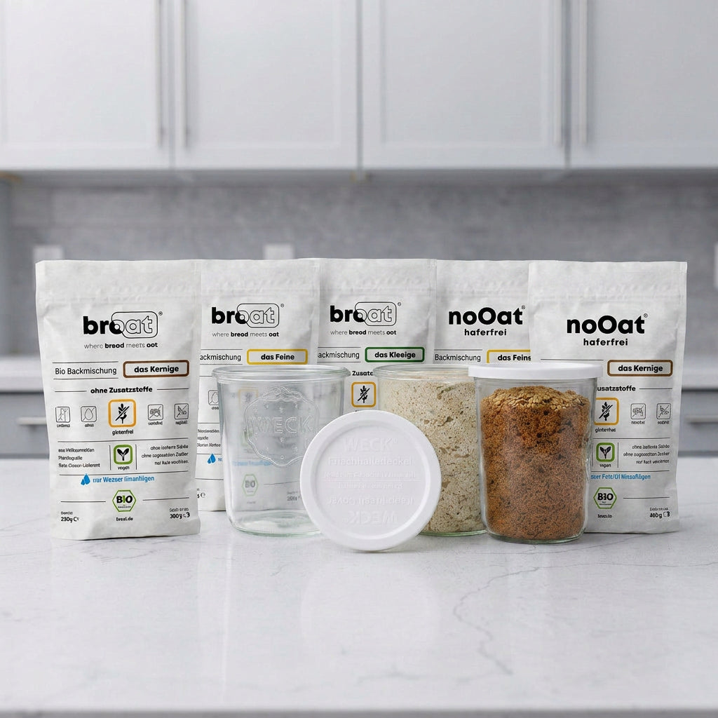 Alle glutenfreien Bio-Backmischungen von broat und noOat im Überblick – ohne Zusatzstoffe, präsentiert mit Weckgläsern auf Marmoroberfläche