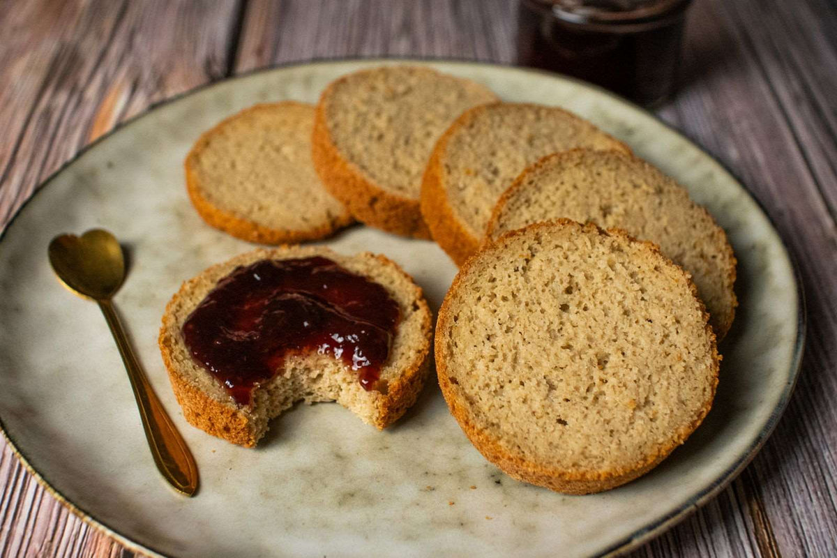 Glutenfreie Bio Backmischung Broat® – perfekt für Brot im Weckglas gebacken, ohne Zusatzstoffe, ballaststoffreich, zuckerarm und ideal für Single-Haushalte. Abgebildet als Endprodukt