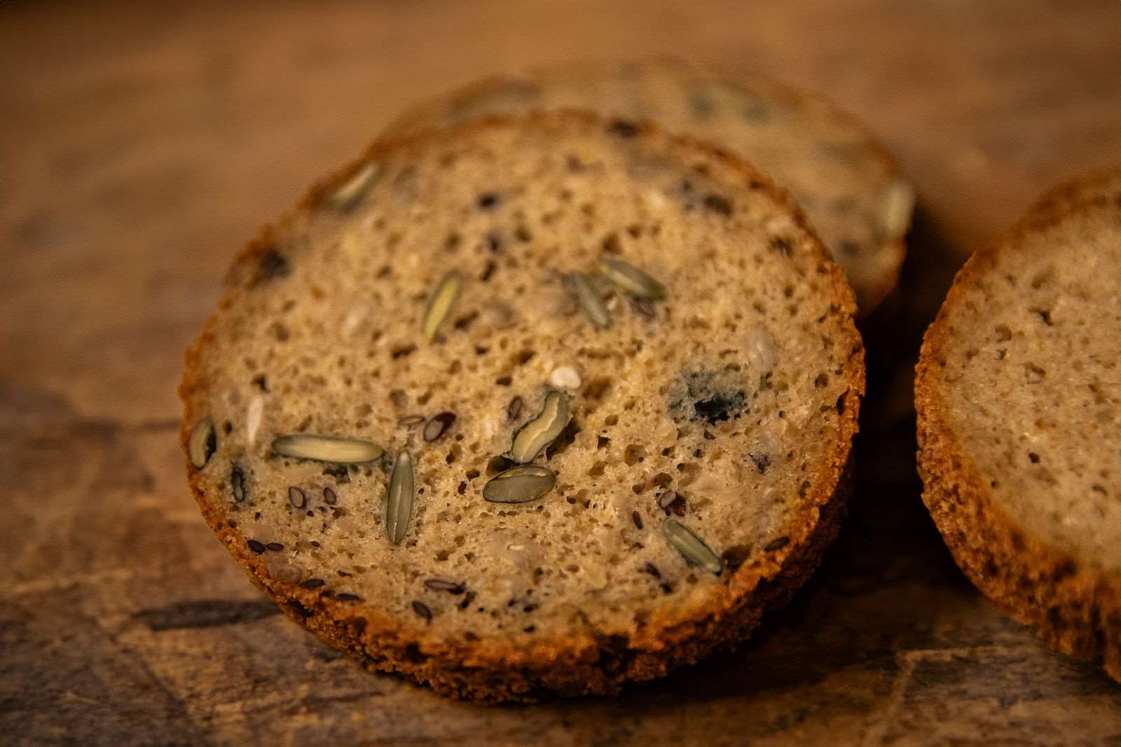 Glutenfreie Bio Backmischung Broat® – perfekt für Brot im Weckglas gebacken, ohne Zusatzstoffe, ballaststoffreich, zuckerarm und ideal für Single-Haushalte. Abgebildet als Endprodukt - das Kernige