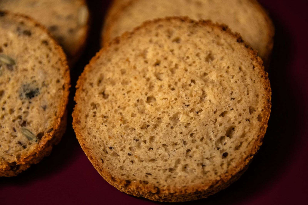 Glutenfreie Bio Backmischung Broat® – perfekt für Brot im Weckglas gebacken, ohne Zusatzstoffe, ballaststoffreich, zuckerarm und ideal für Single-Haushalte. Abgebildet als Endprodukt - das Feine