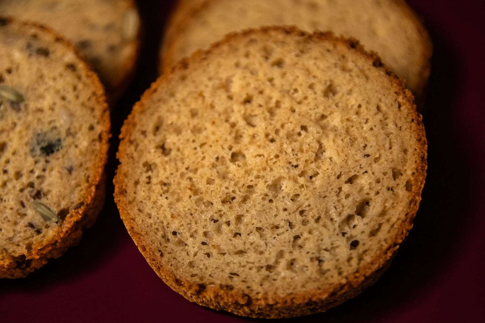 Glutenfreie Bio Backmischung Broat® – perfekt für Brot im Weckglas gebacken, ohne Zusatzstoffe, ballaststoffreich, zuckerarm und ideal für Single-Haushalte. Abgebildet als Endprodukt - das Feine