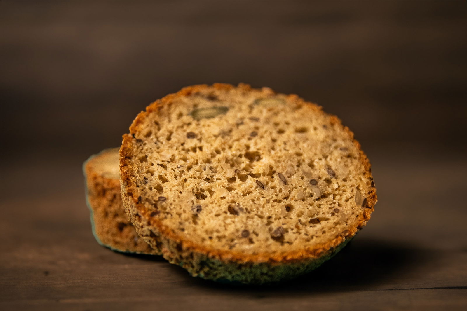 Glutenfreie Bio Backmischung Broat® – perfekt für Brot im Weckglas gebacken, ohne Zusatzstoffe, ballaststoffreich, zuckerarm und ideal für Single-Haushalte. Abgebildet als Endprodukt - runde Scheibe das Kernige