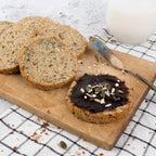 Glutenfreie Bio Backmischung Broat® – perfekt für Brot im Weckglas gebacken, ohne Zusatzstoffe, ballaststoffreich, zuckerarm und ideal für Single-Haushalte. Abgebildet als Endprodukt - das Kernige mit Belag