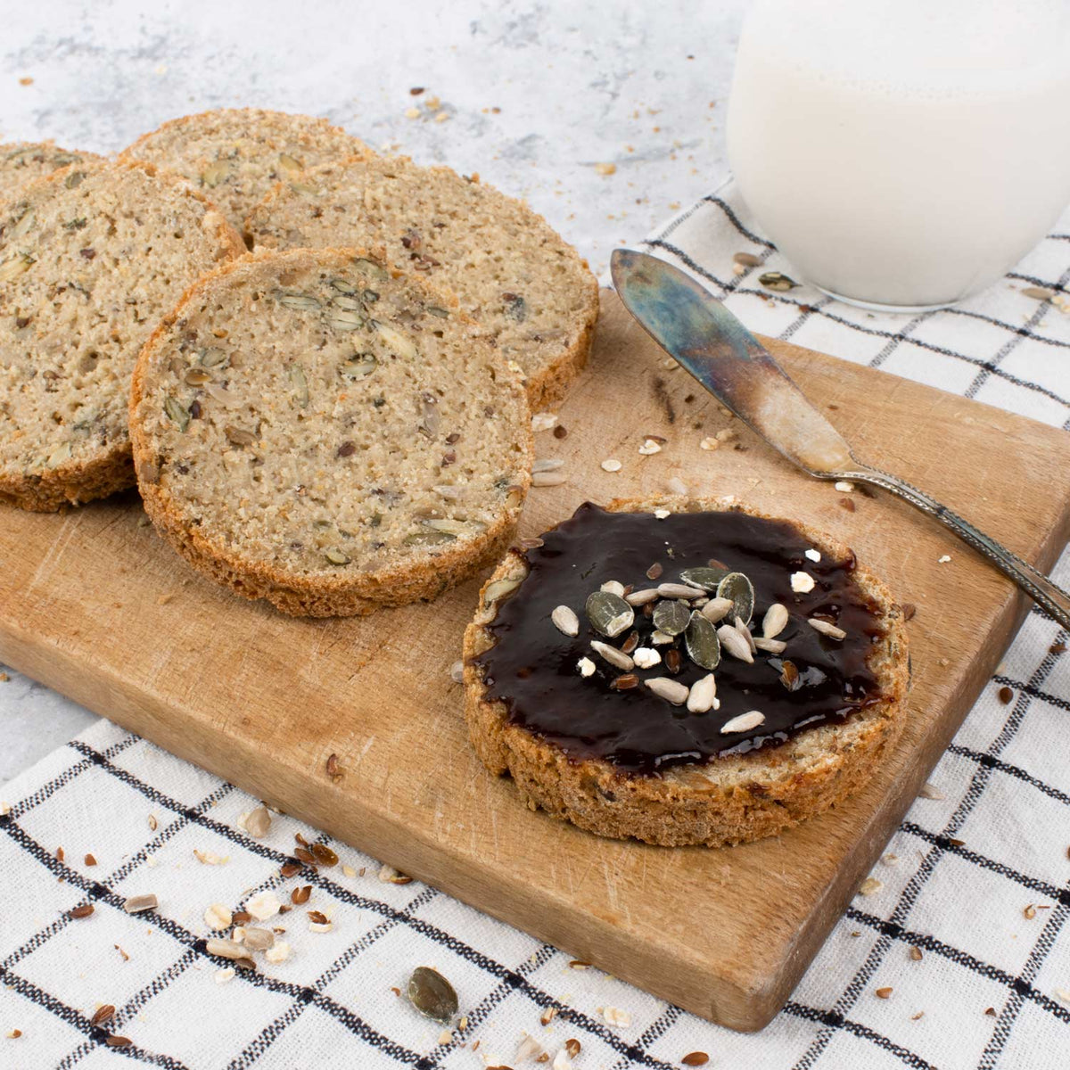 Glutenfreie Bio Backmischung Broat® – perfekt für Brot im Weckglas gebacken, ohne Zusatzstoffe, ballaststoffreich, zuckerarm und ideal für Single-Haushalte. Abgebildet als Endprodukt - das Kernige mit Belag