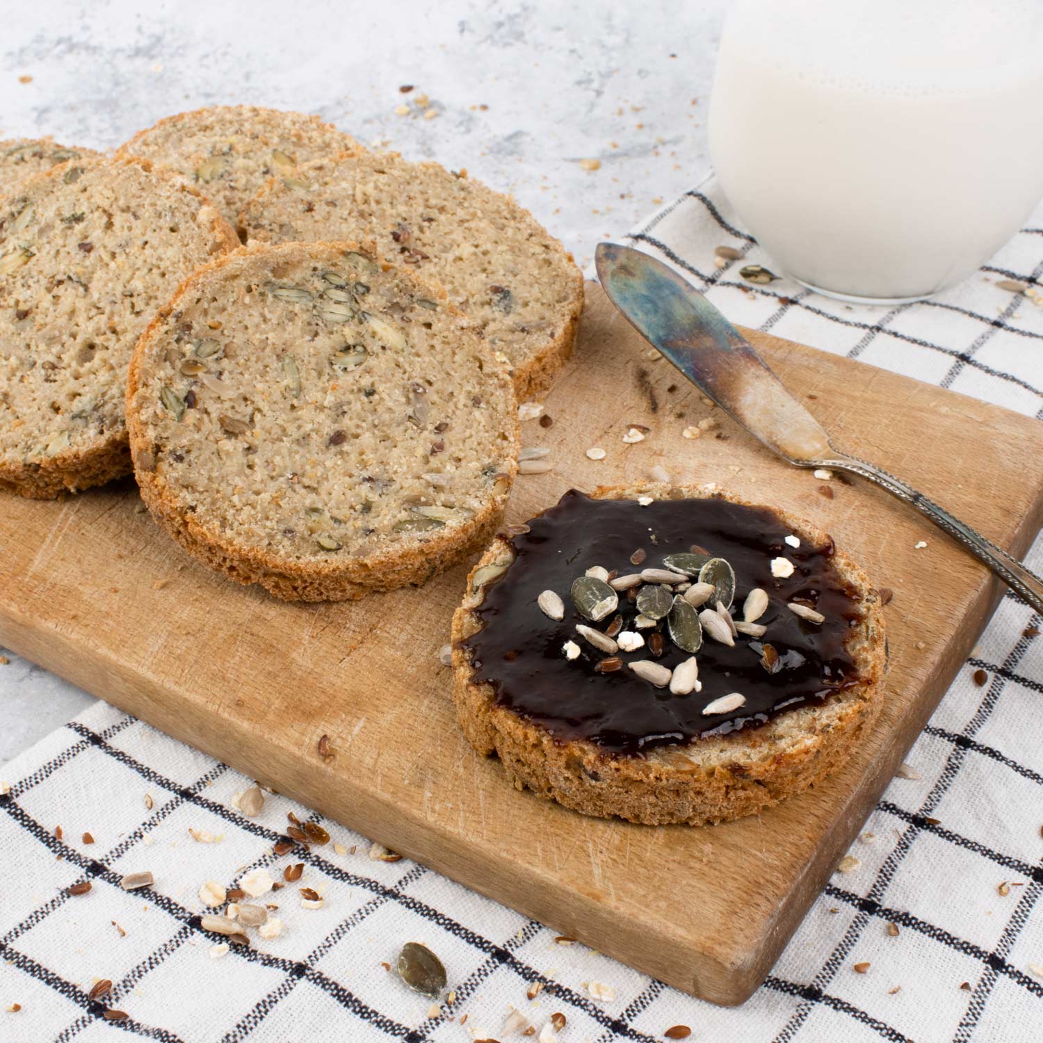 Glutenfreie Bio Backmischung Broat® – perfekt für Brot im Weckglas gebacken, ohne Zusatzstoffe, ballaststoffreich, zuckerarm und ideal für Single-Haushalte. Abgebildet als Endprodukt - das Kernige mit Belag