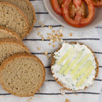Glutenfreie Bio Backmischung Broat® – perfekt für Brot im Weckglas gebacken, ohne Zusatzstoffe, ballaststoffreich, zuckerarm und ideal für Single-Haushalte. Abgebildet als Endprodukt -  das Feine - runde glutenfreie Brot Scheiben mit Belag