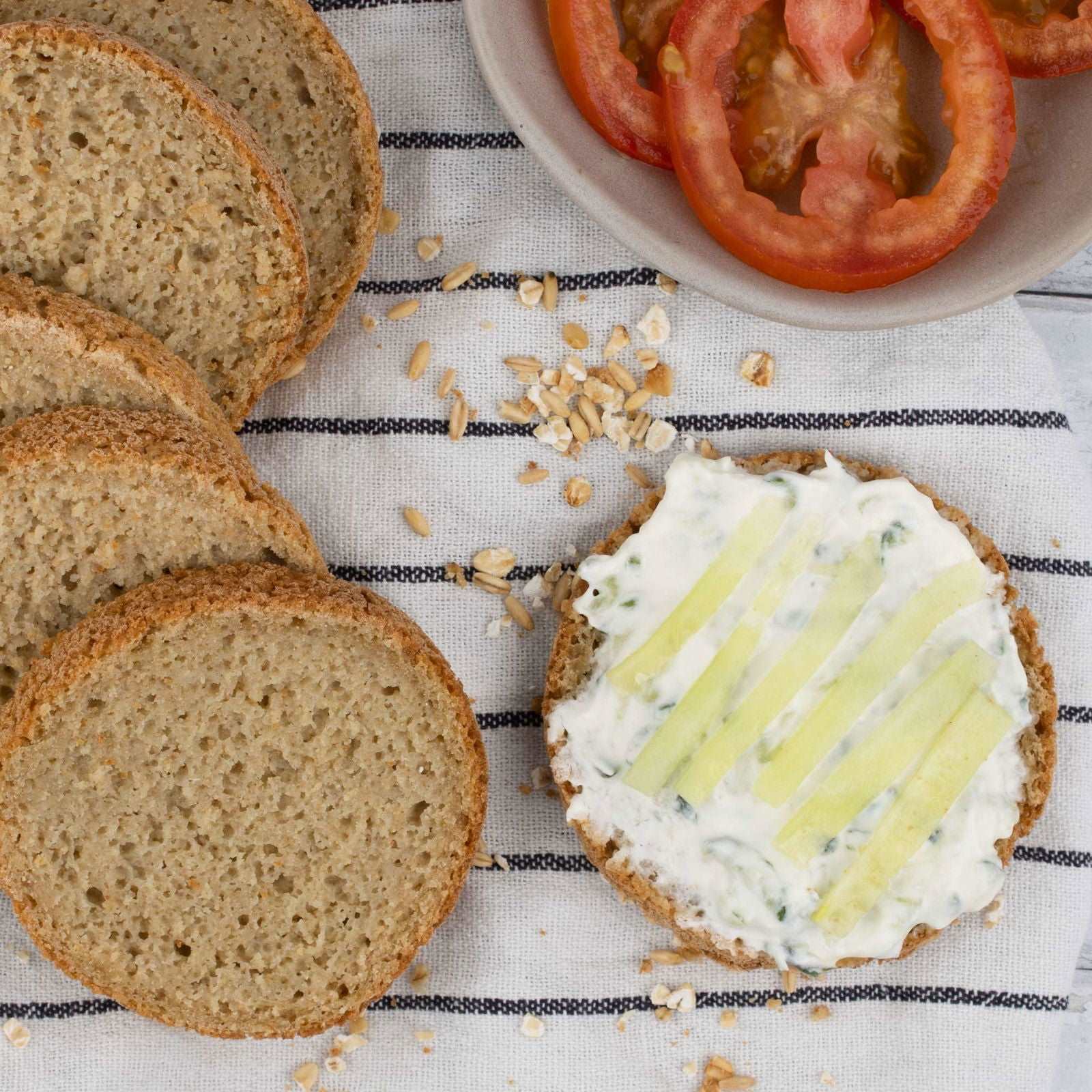 Glutenfreie Bio Backmischung Broat® – perfekt für Brot im Weckglas gebacken, ohne Zusatzstoffe, ballaststoffreich, zuckerarm und ideal für Single-Haushalte. Abgebildet als Endprodukt -  das Feine - runde glutenfreie Brot Scheiben mit Belag