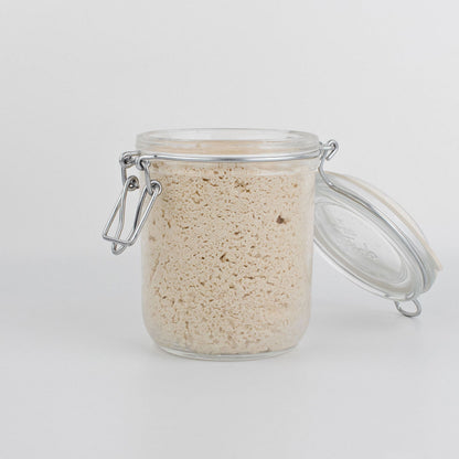 Glutenfreie Bio Backmischung Broat® – perfekt für Brot im Weckglas gebacken, ohne Zusatzstoffe, ballaststoffreich, zuckerarm und ideal für Single-Haushalte. Abgebildet als glutenfreie Teig im Glas - das Feine