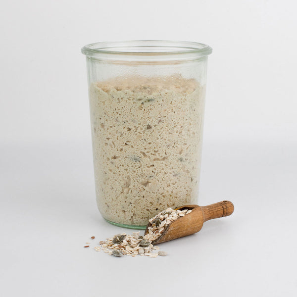Glutenfreie Bio Backmischung Broat® – perfekt für Brot im Weckglas gebacken, ohne Zusatzstoffe, ballaststoffreich, zuckerarm und ideal für Single-Haushalte. Abgebildet als glutenfreie Teig im Glas - das Kernige