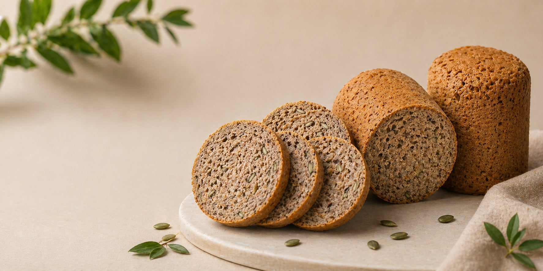noOat glutenfreies Brot, frisch gebacken ohne Hafer und ohne Zusatzstoffe, mit lockerer Krume auf hellem Teller angerichtet – ideales glutenfreies Brot für sensible Bäuche und Haferunverträglichkeit.