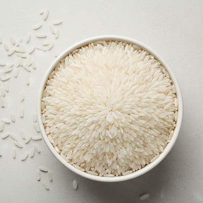 Schüssel mit rohem weißen Reis von oben – ein glutenfreies Grundgetreide als Zutat in den broat Backmischungen ohne Zusatzstoffe